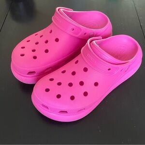 CROCS Classic Clog in Bright Pink